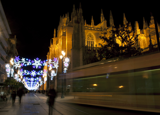 Luces navideñas con el tranvía y la catedral de Sevilla