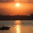 El Bósforo y la silueta de las mezquitas de Estambul al atardecer