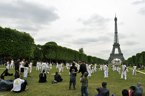 Capoeira bajo la Torre Eiffel