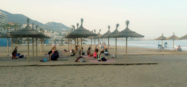 Yoga en la playa de Fuengirola