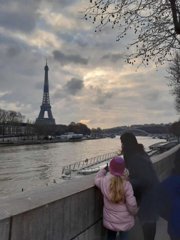 La Torre Eiffel desde el río Sena