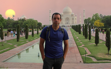 Antonio Cebrero delante del Taj Mahal, La India