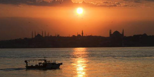 El Bósforo y la silueta de las mezquitas de Estambul al atardecer