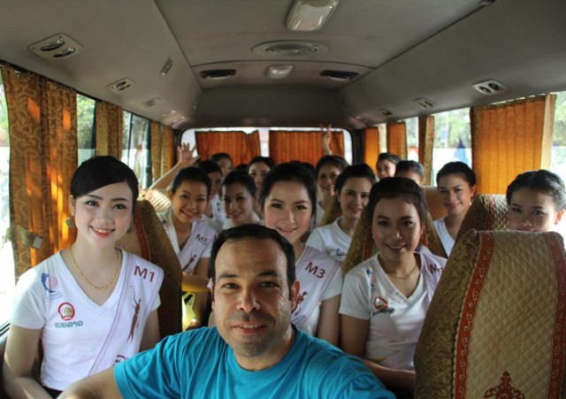 Autobús lleno de misses asiáticas