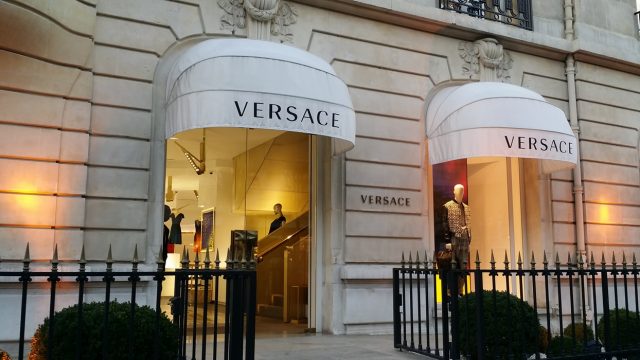 Tienda Versace en la avenida Montaigne de París