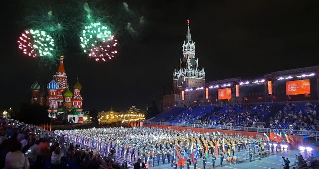 Fuegos artificiales en el Festival Spasskaya Tower de Moscú