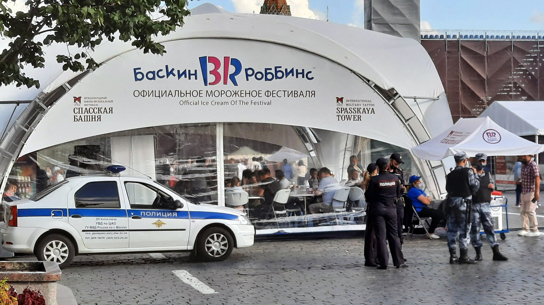 Policía y guardia nacional rusa en la Plaza Roja de Moscú