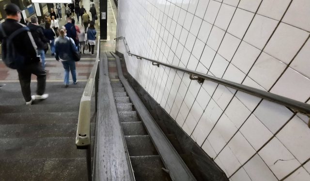 Rampas de raíles en las escaleras del metro de Moscú