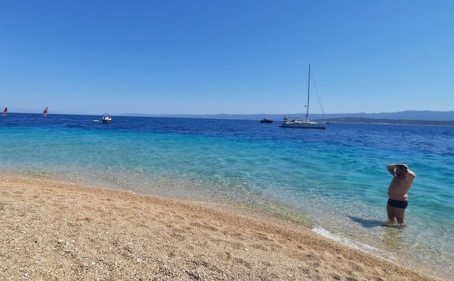 Playa de Zlatni Rat en la isla de Brac, Croacia